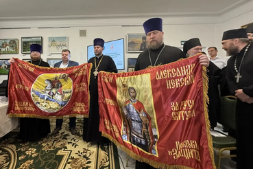 Священники помогают фронту