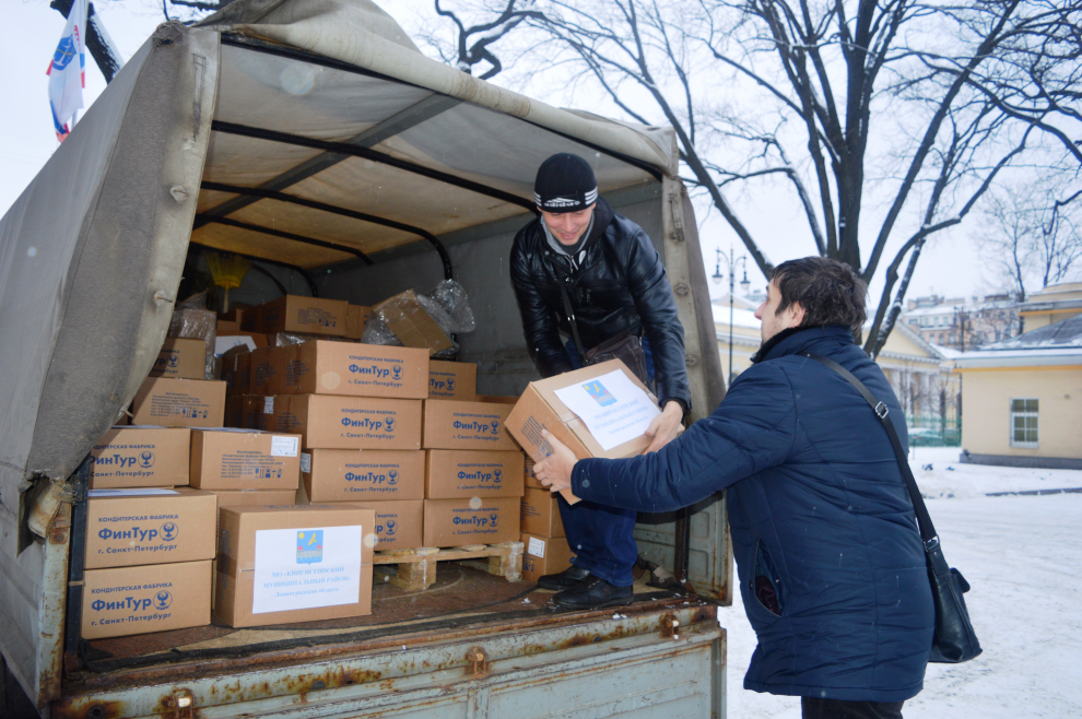 Отправлена помощь украине. Гуманитарная помощь в Луганске рыбки. Фото акции подарки к новому году детям Донбасса.