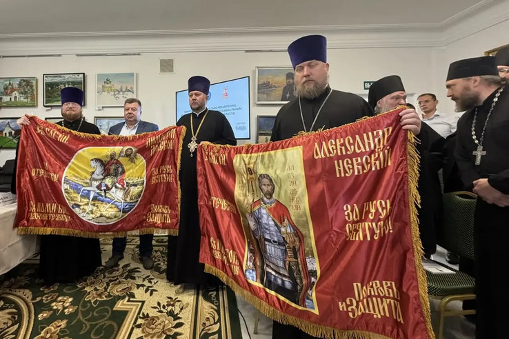 Священники помогают фронту